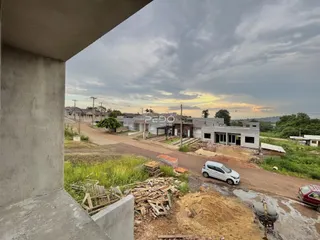 Vista externa de uma propriedade em Lajeado, Brasil, mostrando construções e área de terra.