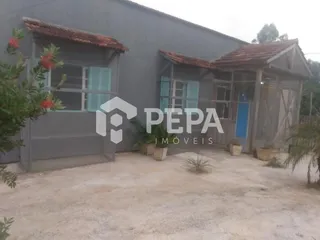 Fachada externa de uma edificação com telhado de zinco em Lajeado.