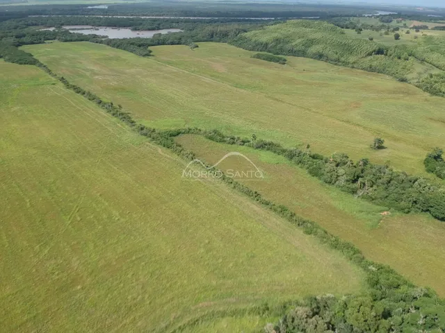 Vista aérea de uma área de campo aberto com vegetação em Lajeado, Brasil.