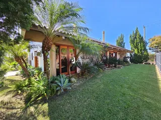 Fachada de uma residência com jardim verde em Lajeado.