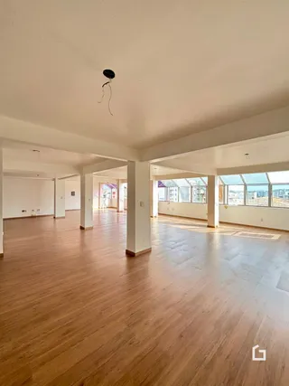 Ambiente interno de uma casa com piso de madeira.