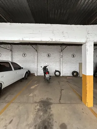 Foto da área de garagem coberta de uma propriedade em Lajeado, Brasil.