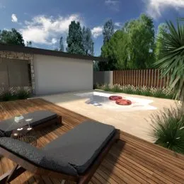 Deck de madeira externa com móveis e vegetação no quintal.
