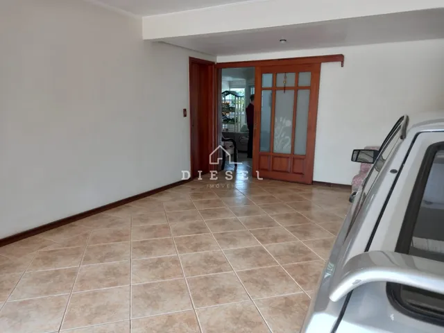 Hall de entrada com piso de cerâmica clara.