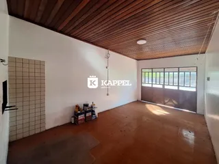 Foto de uma sala ampla com piso de madeira e teto de madeira.