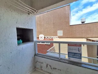 Vista da varanda de um apartamento em Lajeado, mostrando o muro e o parapeito.