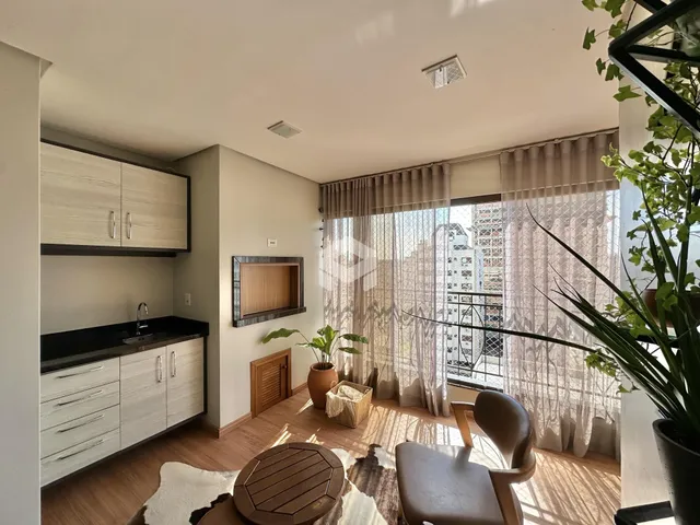 Sala de estar com piso de madeira e grande janela com vista.