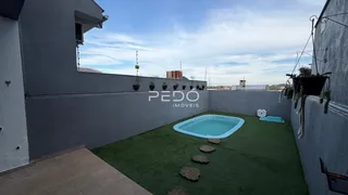 Vista do jardim com piscina de uma propriedade em Lajeado.