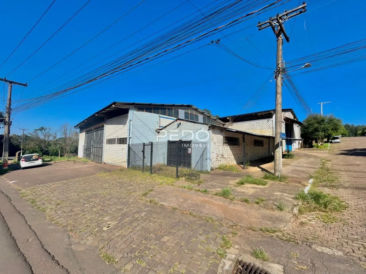 Vista externa de uma propriedade rural com construção de metal em Lajeado, Brasil.