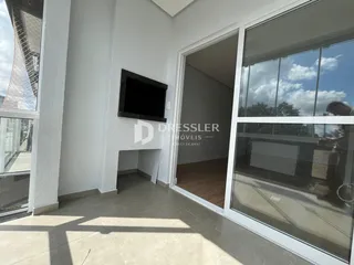 Ambiente interno de uma sala com paredes brancas e piso de cerâmica.