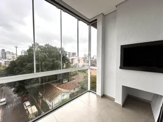 Vista da janela de um imóvel em Lajeado, Brasil, mostrando uma rua residencial.