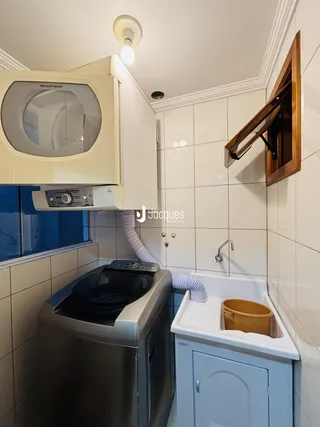 Foto de uma área de cozinha e banheiro com revestimento cerâmico.