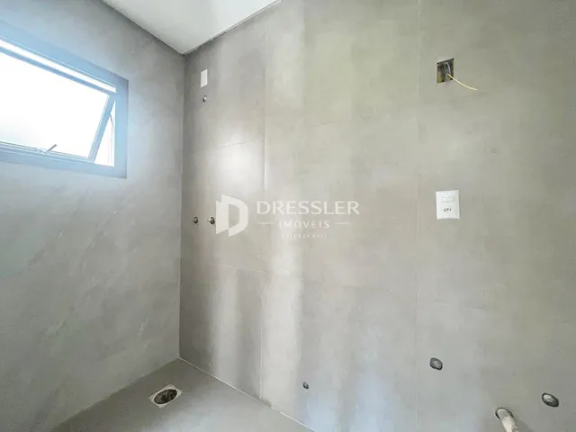 Parede interna de um imóvel em Lajeado, Brasil, com janela e detalhes de instalação.