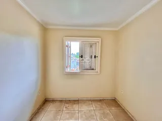 A foto mostra uma parede interna com uma janela.