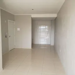 Hall de corredor com paredes brancas e piso claro.