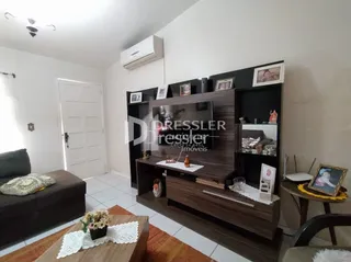 Sala de estar com sofá e móveis de madeira.