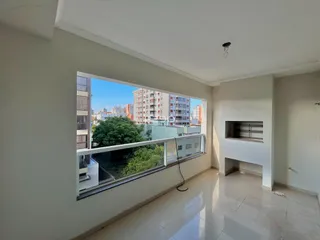 Vista de uma sala com grande janela de um apartamento em Lajeado, Brasil.