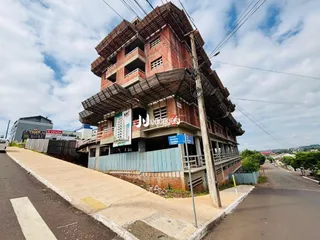 Fachada de um edifício de tijolos na rua.