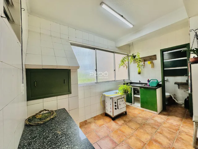 Foto de uma cozinha com piso de cerâmica e paredes brancas.