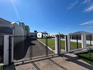 Vista externa da propriedade com cerca e portão em Lajeado, Brasil.