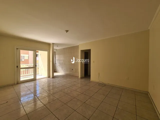 Vista interna de um ambiente com piso de cerâmica.