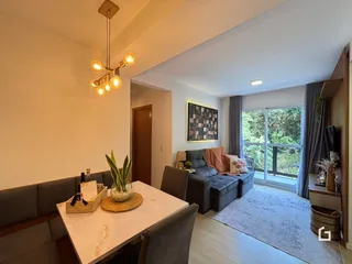 Sala de estar e jantar com vista para o exterior em um imóvel no Brasil.