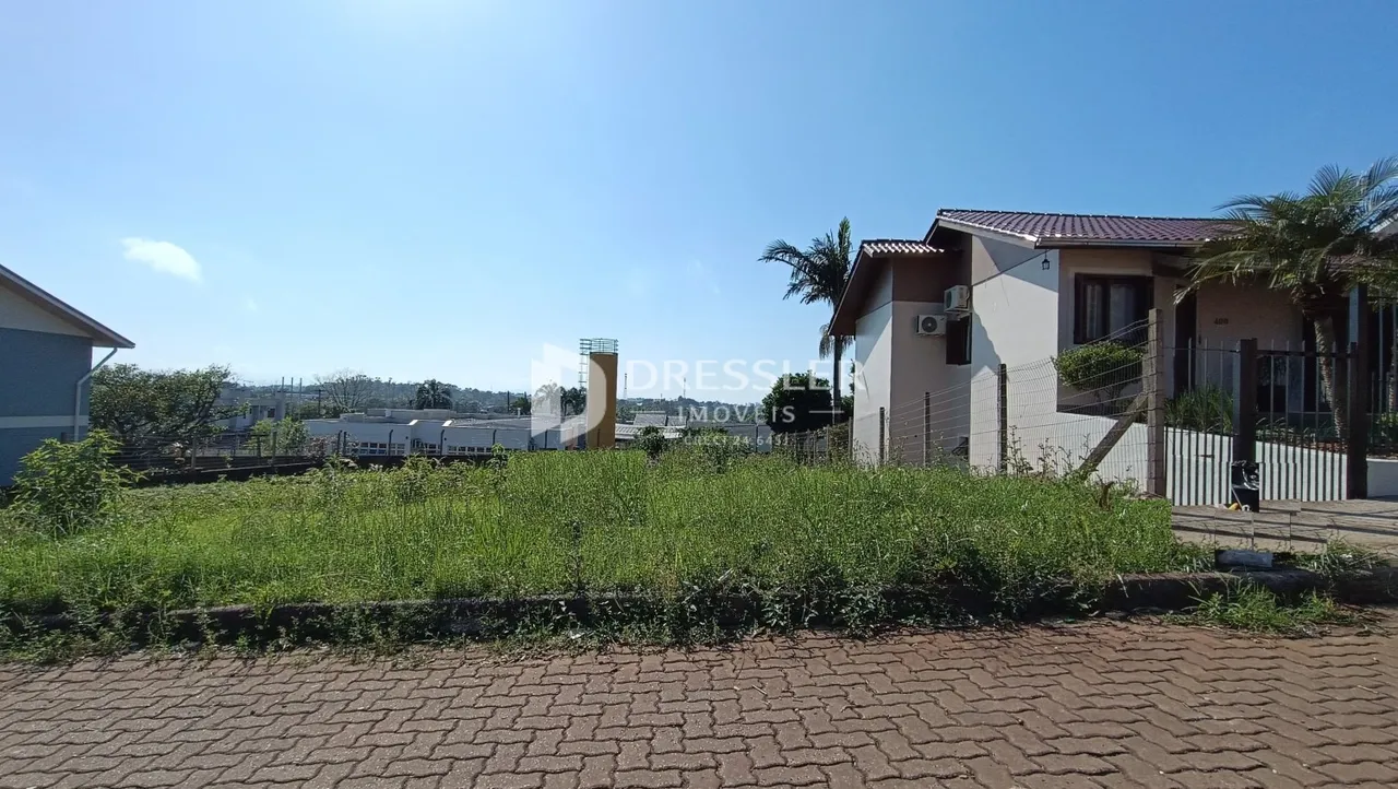 A fachada de uma residência em Lajeado, Brasil, com vegetação no primeiro plano.