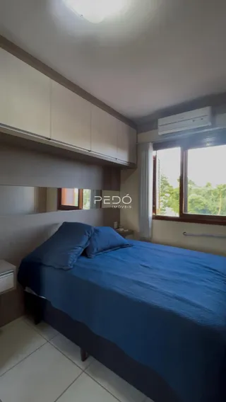 Quarto com cama e armário em ambiente interno.