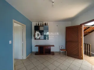 Sala com paredes azuis e piso de cerâmica.