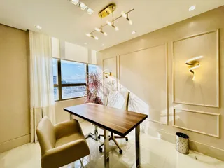 Ambiente interno com mesa de jantar e grandes janelas em um imóvel no Brasil.