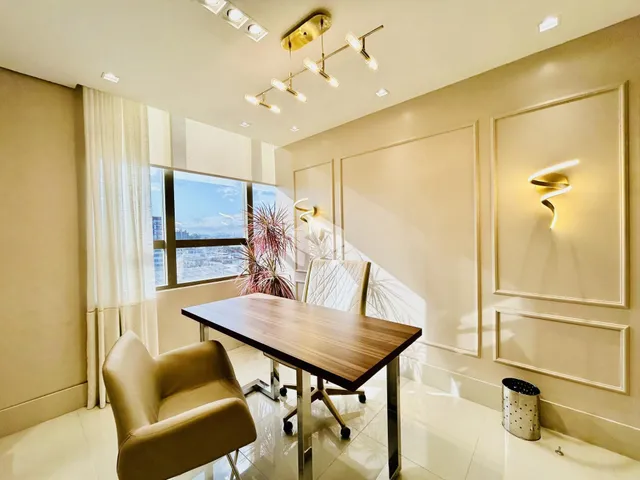 Ambiente interno com mesa de jantar e grandes janelas em um imóvel no Brasil.
