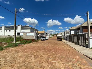 Vista da rua com casas em Lajeado, Brasil.