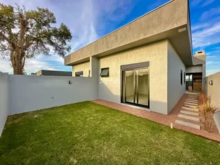 Fachada moderna de uma casa em Lajeado, Brasil, com jardim gramado.