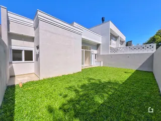 Fachada de uma residência em Lajeado, Brasil, com jardim gramado.