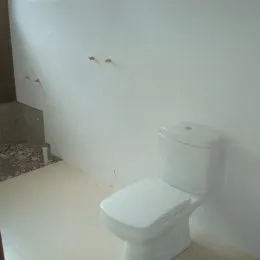 Foto de um vaso sanitário branco em um banheiro.