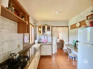 Foto de uma cozinha com revestimento de cerâmica e armários.