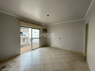 Sala de estar com piso de cerâmica e porta de vidro abrindo para a varanda.