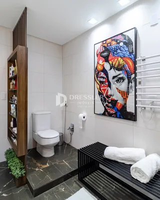 Foto de um banheiro com vaso sanitário branco e decoração moderna.