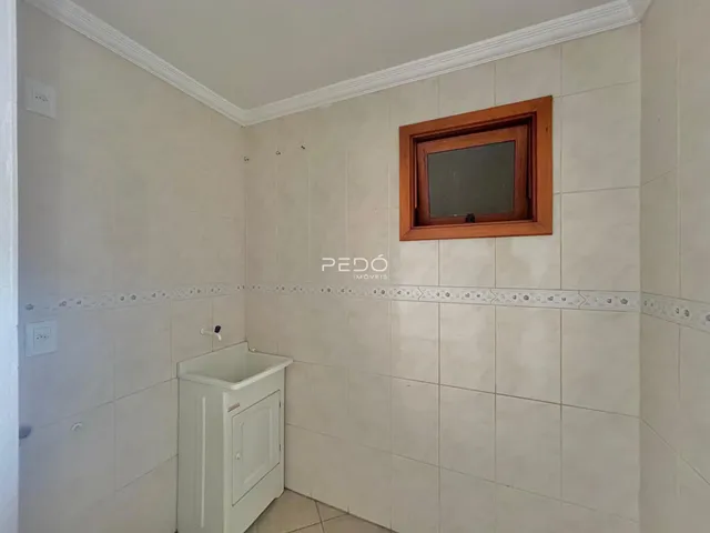 Foto de um banheiro com revestimento cerâmico nas paredes.