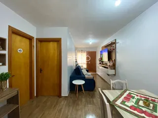 Sala de estar com piso de madeira e portas de madeira na residência.