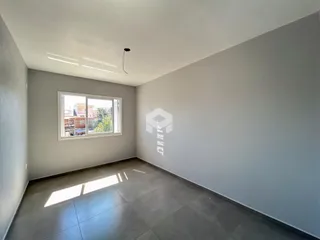 Ambiente interno de uma sala com piso de cerâmica e janela.