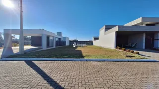 Fachada moderna de uma residência em Lajeado, Brasil com jardim frontal.