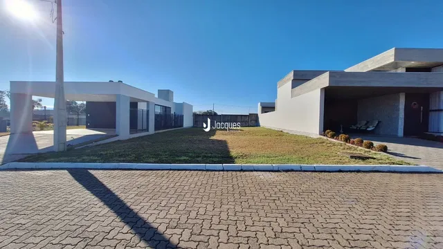 Fachada moderna de uma residência em Lajeado, Brasil com jardim frontal.