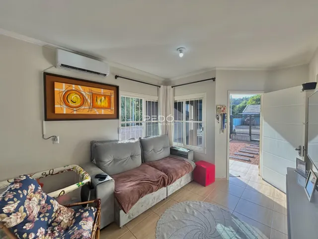 Sala de estar com sofá e cama em um apartamento.