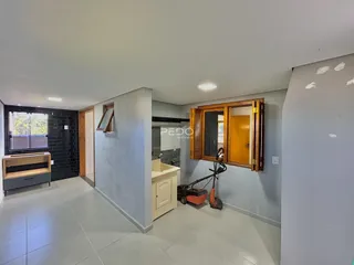 Ambiente interno com paredes cinzas e piso claro de uma residência.