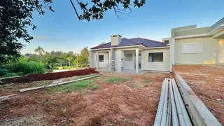 Fachada de uma casa em Lajeado, Brasil, com terreno em terra batida na frente.