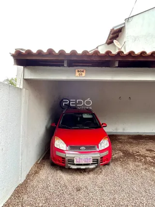 Foto da fachada de uma residência em Lajeado, Brasil, mostrando uma garagem aberta.