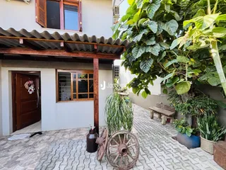 Fachada de uma residência em Lajeado, Brasil, com um pátio e vegetação.