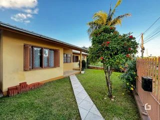 Vista da fachada de uma casa em Lajeado, Brasil, com jardim e cerca.
