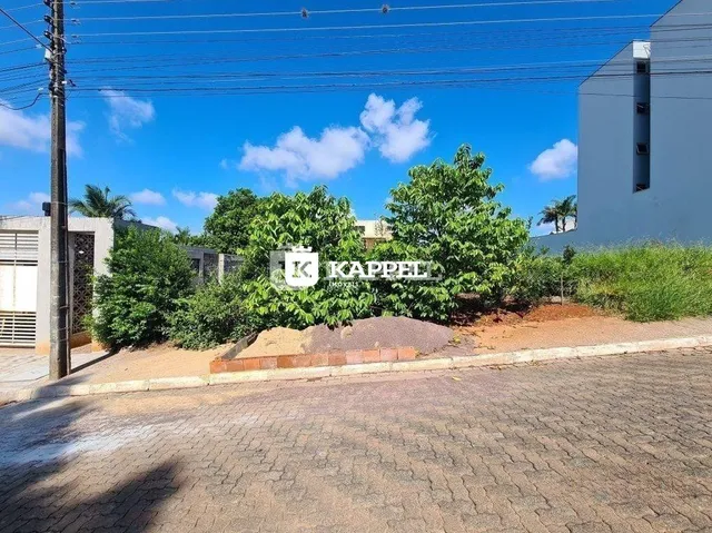 Foto da fachada de um imóvel em Lajeado, Brasil, com paisagismo na frente.